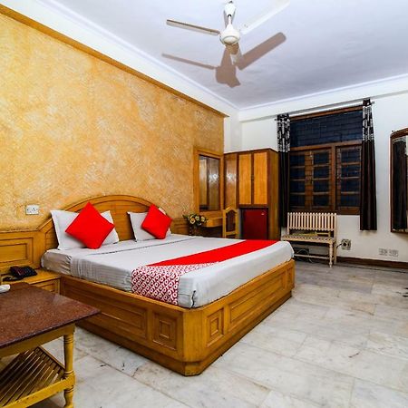 Rahul Palace By Golden Tree Near Metro Station And Ajmal Khan Market New Delhi Exterior photo