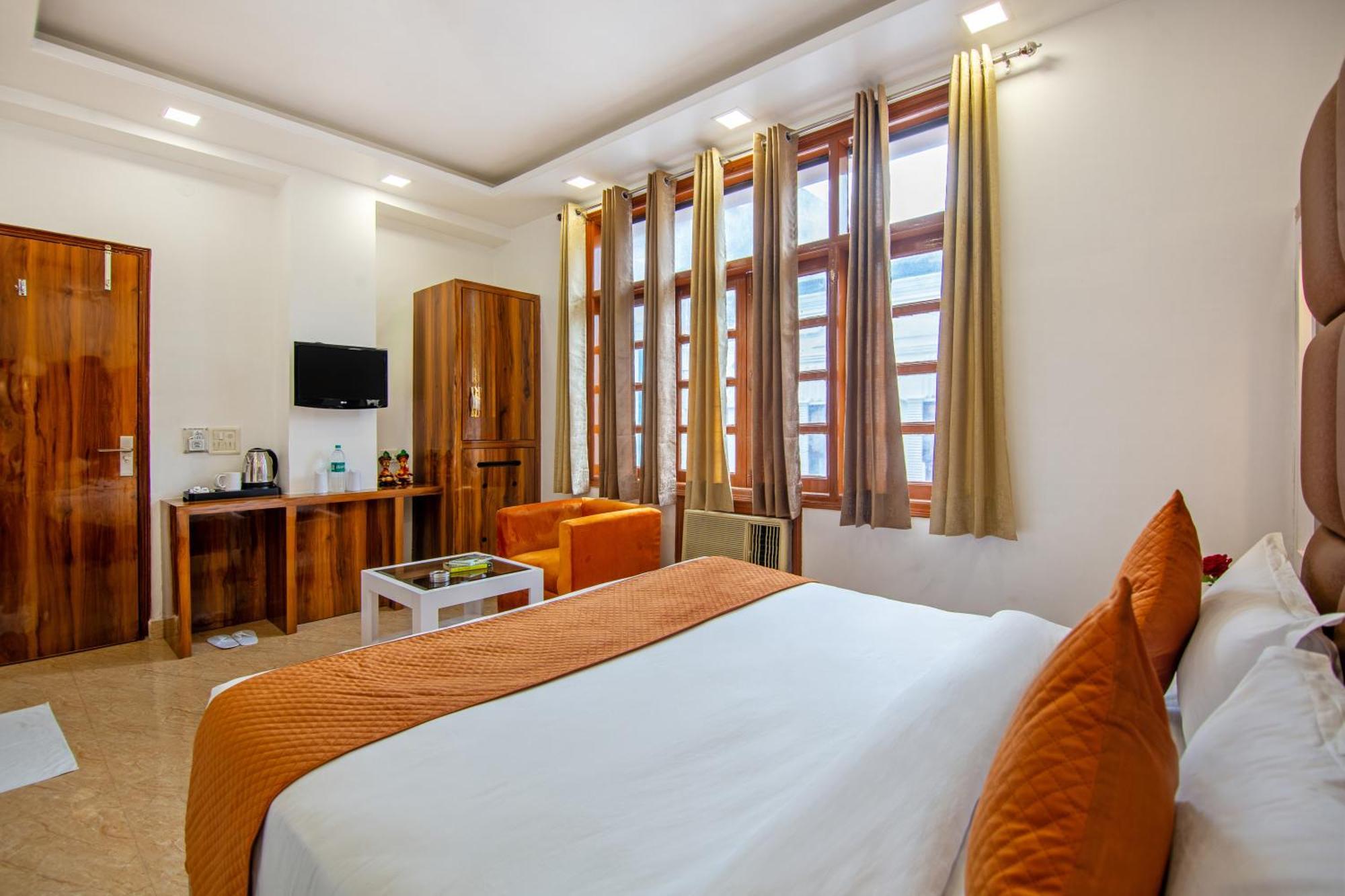 Rahul Palace By Golden Tree Near Metro Station And Ajmal Khan Market New Delhi Exterior photo