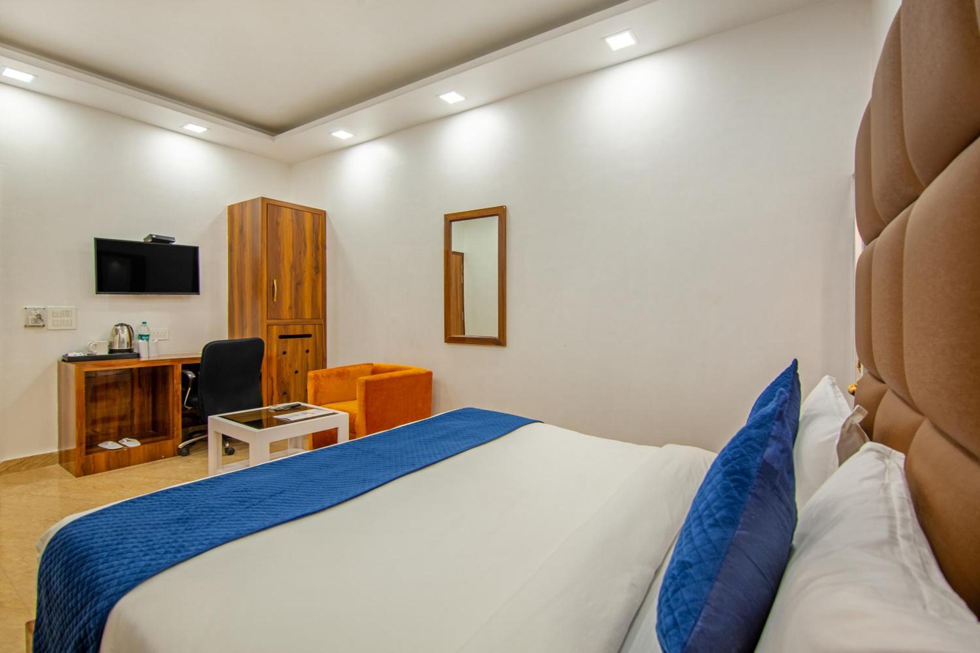 Rahul Palace By Golden Tree Near Metro Station And Ajmal Khan Market New Delhi Exterior photo