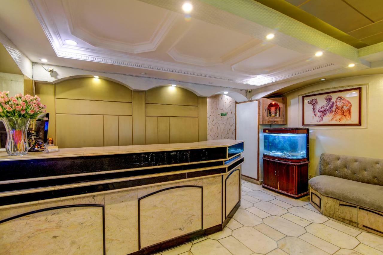 Rahul Palace By Golden Tree Near Metro Station And Ajmal Khan Market New Delhi Exterior photo