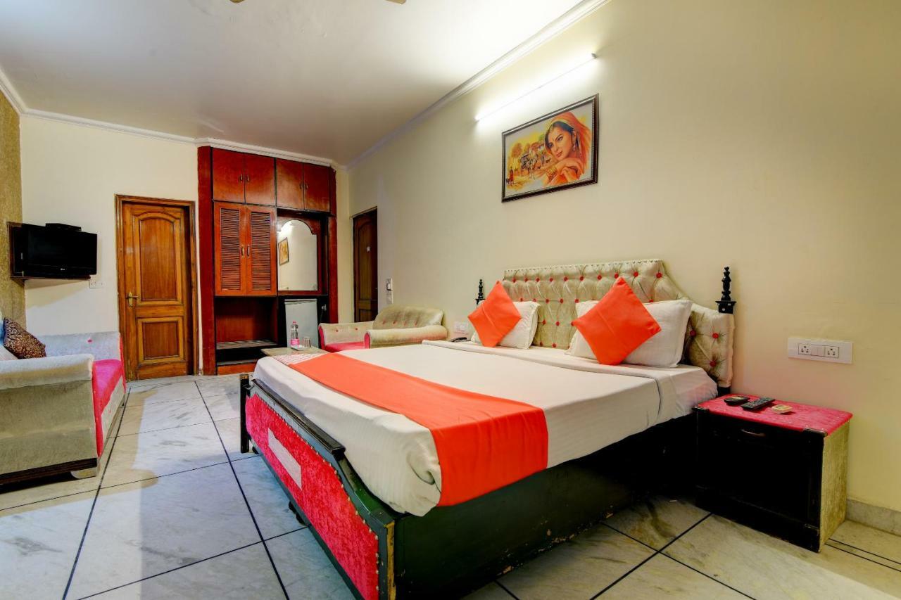 Rahul Palace By Golden Tree Near Metro Station And Ajmal Khan Market New Delhi Exterior photo